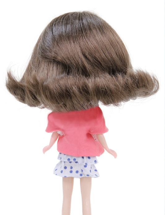 クラシックなボブスタイル サイドスウィープバングスのカットで形成された ドールウィッグ B-153 肩までのショートなレイザーカットのレイヤーが側面と後ろに施され、柔らかい特徴を持っています