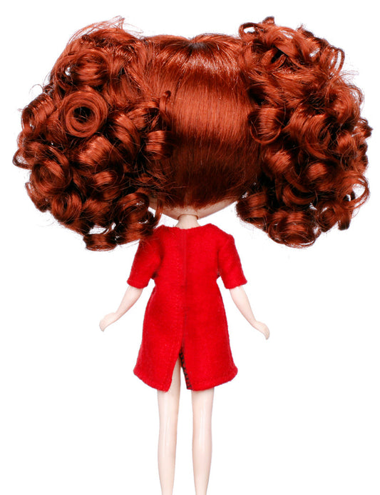 あらゆるスタイルにぴったりの可愛らしいドールウィッグ B-101 短いサビ赤色のナチュラルカール、サイドにカールあり