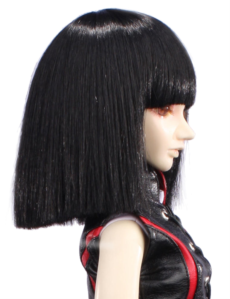 ショルダーに座るボブスタイル ノーレイヤーのしっかりした長さを披露する人形のウィッグ W-697 ブラック 全体のスタイルには柔らかさの印象