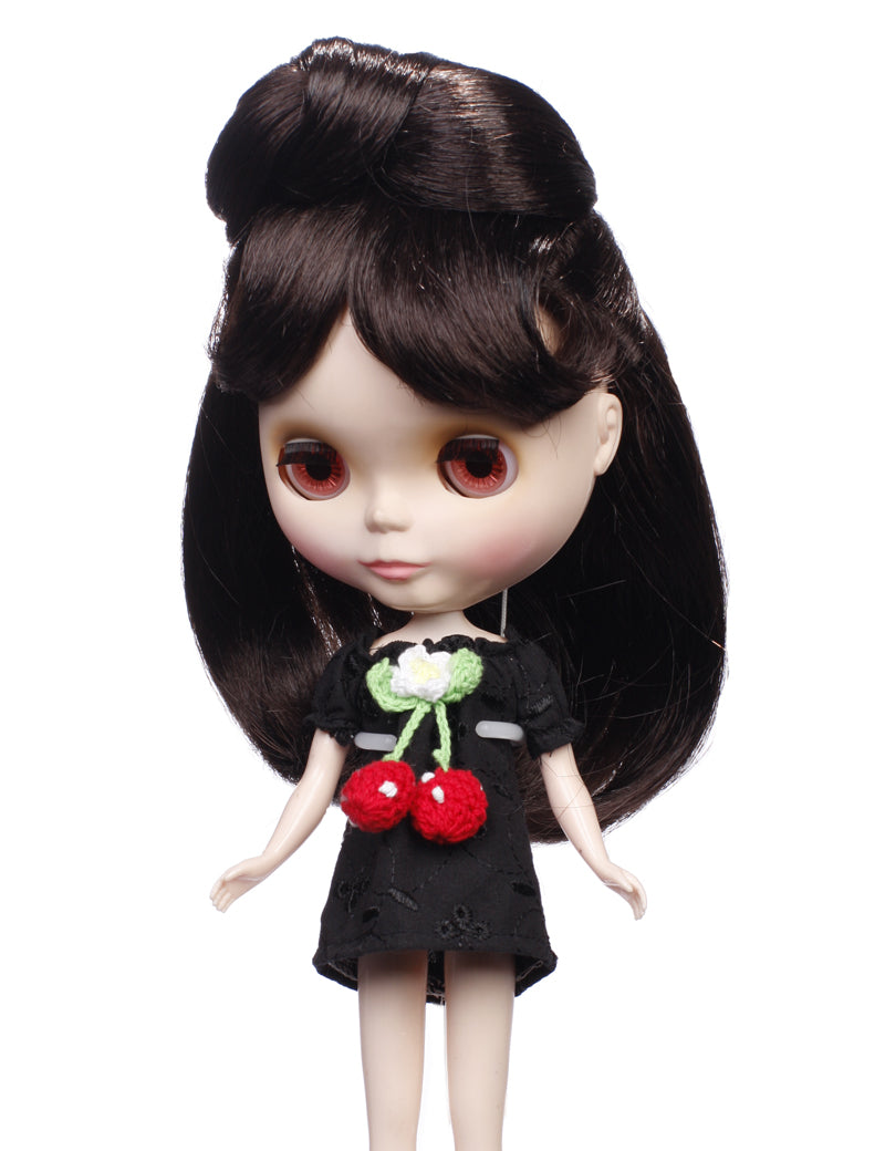 これは大きなチグノンをトップに持つハーフアップのスタイルの中くらいの人形のウィッグ B-111 で、丸みのある形で終わっています