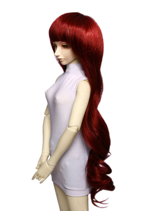 カジュアルなロングウェービースタイルの人形のウィッグ W-629 ミッドナイトレッドで 魅力的なロックを巻いています