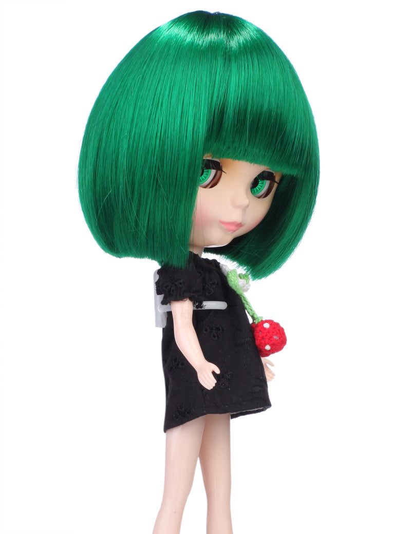 ボブスタイルのショートショルダーコンクェットボブスタイルの人形のウィッグ B-127、前髪が顔の上部を枠取り、全体のスタイルに少し柔らかさがあります