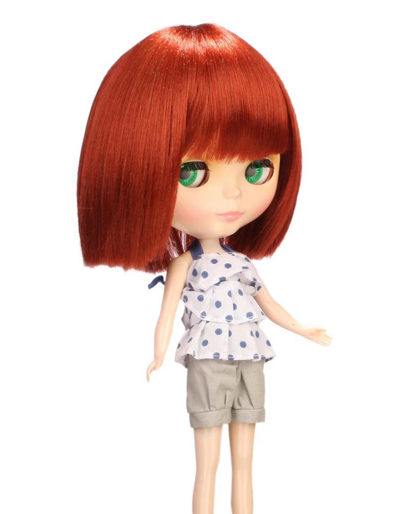 喜びを引き起こすドールウィッグ 可愛らしさのコレクション B-135 ブリリアントレッドのミディアムオーバンボブスタイル、全体のスタイルに少し柔らかさを加えました