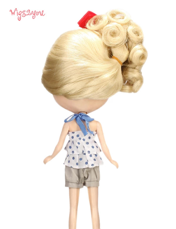 横に掃きわけて片側に結ぶシンプルな髪型で楽しさとフリルを実現する B-137 プラチナブロンドのドールウィッグ