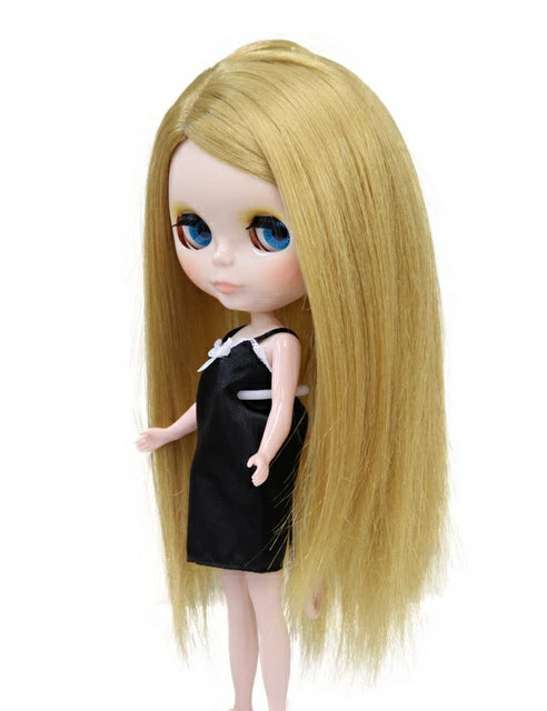 スリックで滑らかな長いストレートスタイルのドールウィッグ B-141 端の周りに微妙なレイヤーカットが施され、軽やかな仕上がりになっています