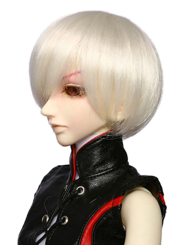 シンプルなショートボブスタイルの人形のウィッグ W-618、太い対角線のバングがあり、白い柔らかいシルキーヘア