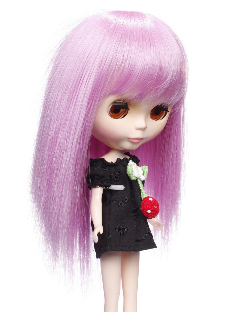 この光沢のある髪の毛の重なりスタイルのロング人形のウィッグ B-114、形状と質感が顎のラインを引き立て、全体のスタイルを美しく仕上げます