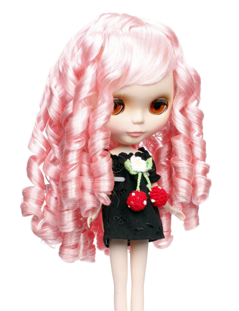 大きなカールが焦点の中くらいのスタイルの人形のウィッグ B-117、サイドスウィープトのバングが完璧に波打っています