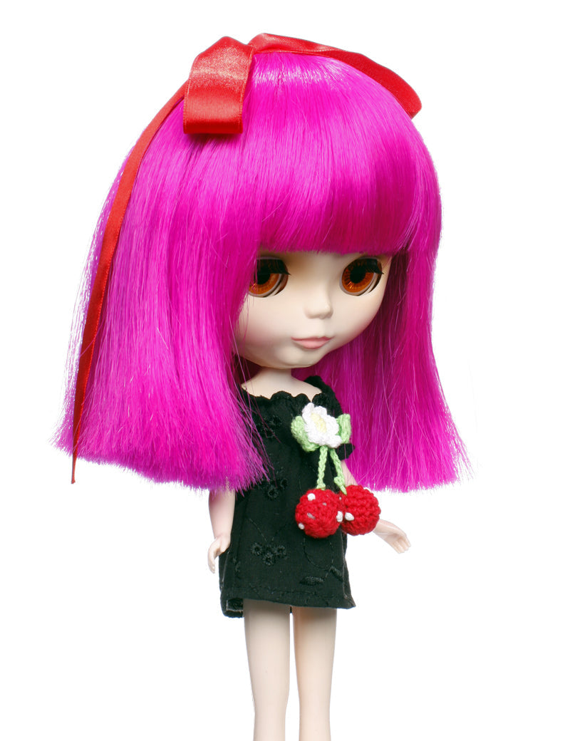 非常に魅力的な太い中くらいのボブスタイル、トップにリボンのある人形のウィッグ B-118、サイドにレイヤーがなく、顔の形を枠取る、まっすぐなバング