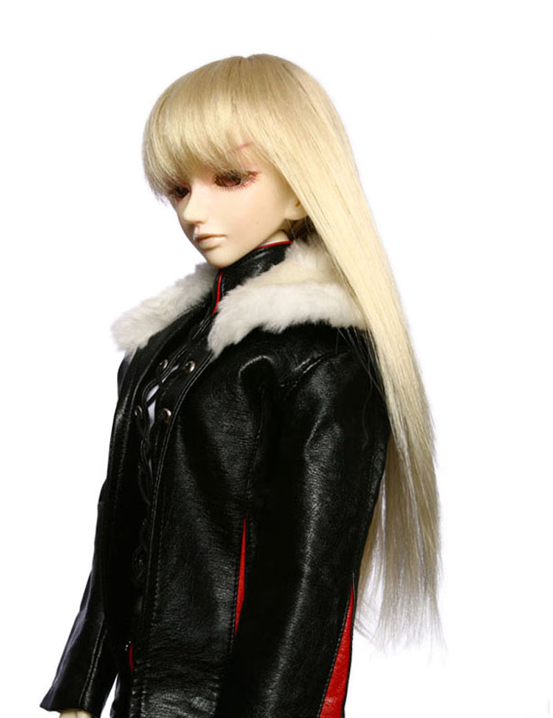 スムースなロングストレートの髪が軽やかにカットされ、スリックなバングが顔の上部を覆う人形のウィッグ W-611、プラチナブロンドで、あなたの人形の顔とトップを完璧に引き立てます。