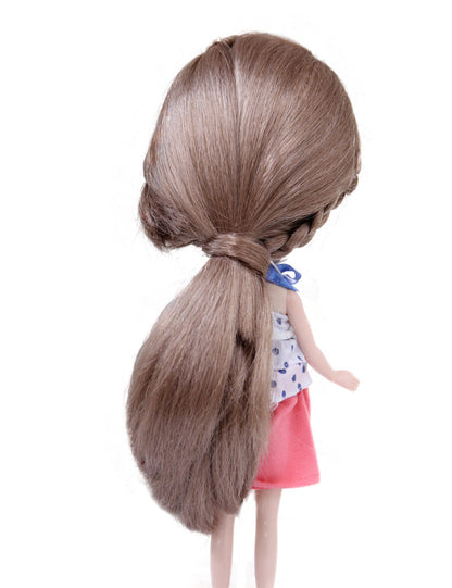 片側にさっと引かれた長い髪の編み込みの前髪のあるドールウィッグ B-144 もう1本の太い編み込みを引き戻す特徴があります