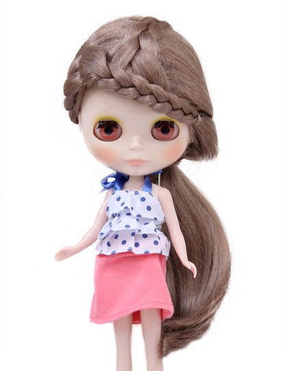 片側にさっと引かれた長い髪の編み込みの前髪のあるドールウィッグ B-144 もう1本の太い編み込みを引き戻す特徴があります