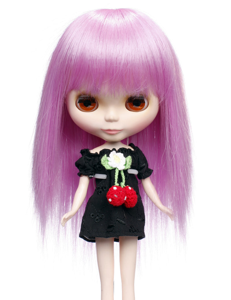 この光沢のある髪の毛の重なりスタイルのロング人形のウィッグ B-114、形状と質感が顎のラインを引き立て、全体のスタイルを美しく仕上げます