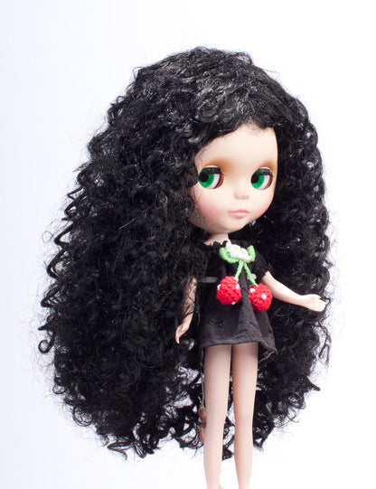 甘さを感じる長いレイヤーカットのドールウィッグ B-131 黒髪、サイドを通して最大の弾力とボリュームを持つナチュラルカール