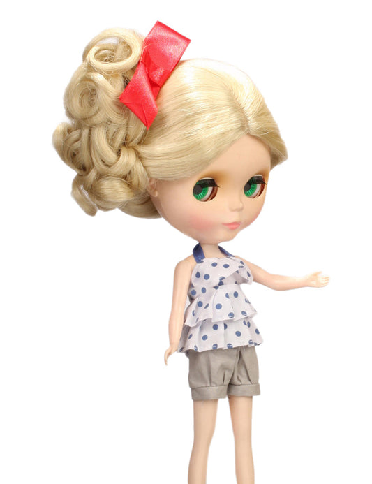 横に掃きわけて片側に結ぶシンプルな髪型で楽しさとフリルを実現する B-137 プラチナブロンドのドールウィッグ