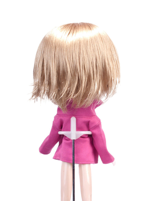 ドールウィッグエレガンスのアート ライト B-132 ブロンド、ショートでぼさぼさがこのヘアスタイルの主要アイデアです