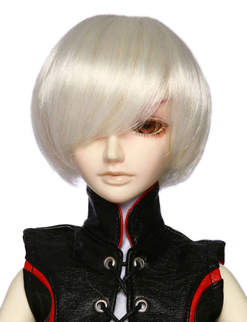 シンプルなショートボブスタイルの人形のウィッグ W-618、太い対角線のバングがあり、白い柔らかいシルキーヘア