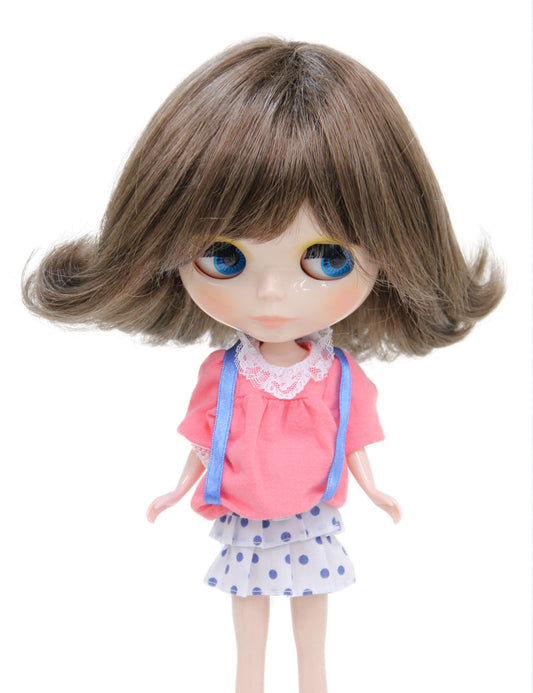 クラシックなボブスタイル サイドスウィープバングスのカットで形成された ドールウィッグ B-153 肩までのショートなレイザーカットのレイヤーが側面と後ろに施され、柔らかい特徴を持っています