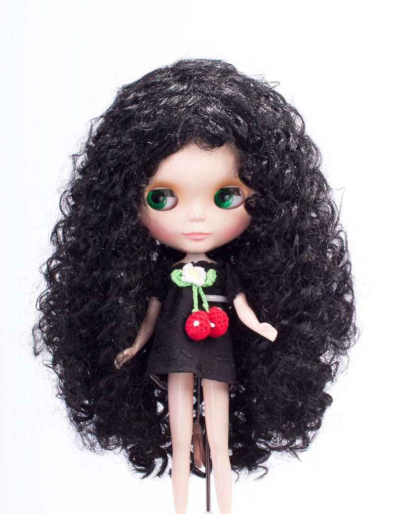 甘さを感じる長いレイヤーカットのドールウィッグ B-131 黒髪、サイドを通して最大の弾力とボリュームを持つナチュラルカール