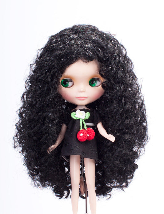 甘さを感じる長いレイヤーカットのドールウィッグ B-131 黒髪、サイドを通して最大の弾力とボリュームを持つナチュラルカール