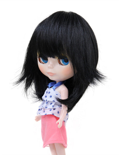 ミディアムショートのカジュアルスタイルのドールウィッグ B-145 外向きのウェーブとレイヤーカットで顔をフレームに仕上げ、柔らかな特徴を引き立てます