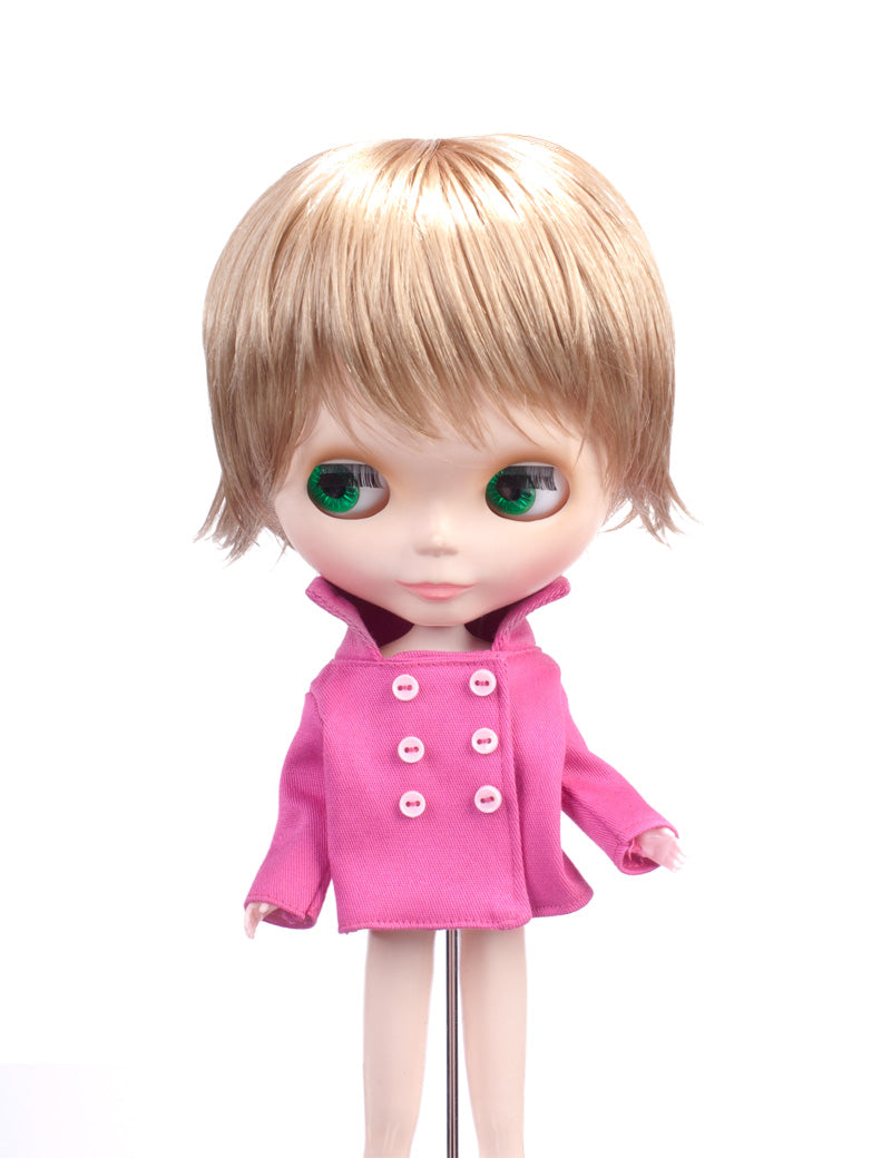 ドールウィッグエレガンスのアート ライト B-132 ブロンド、ショートでぼさぼさがこのヘアスタイルの主要アイデアです