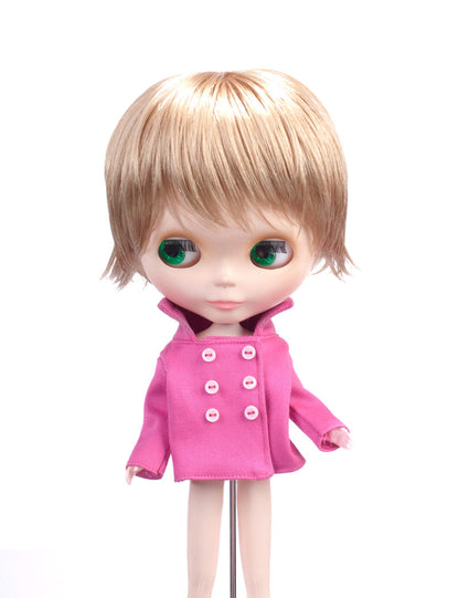 ドールウィッグエレガンスのアート ライト B-132 ブロンド、ショートでぼさぼさがこのヘアスタイルの主要アイデアです