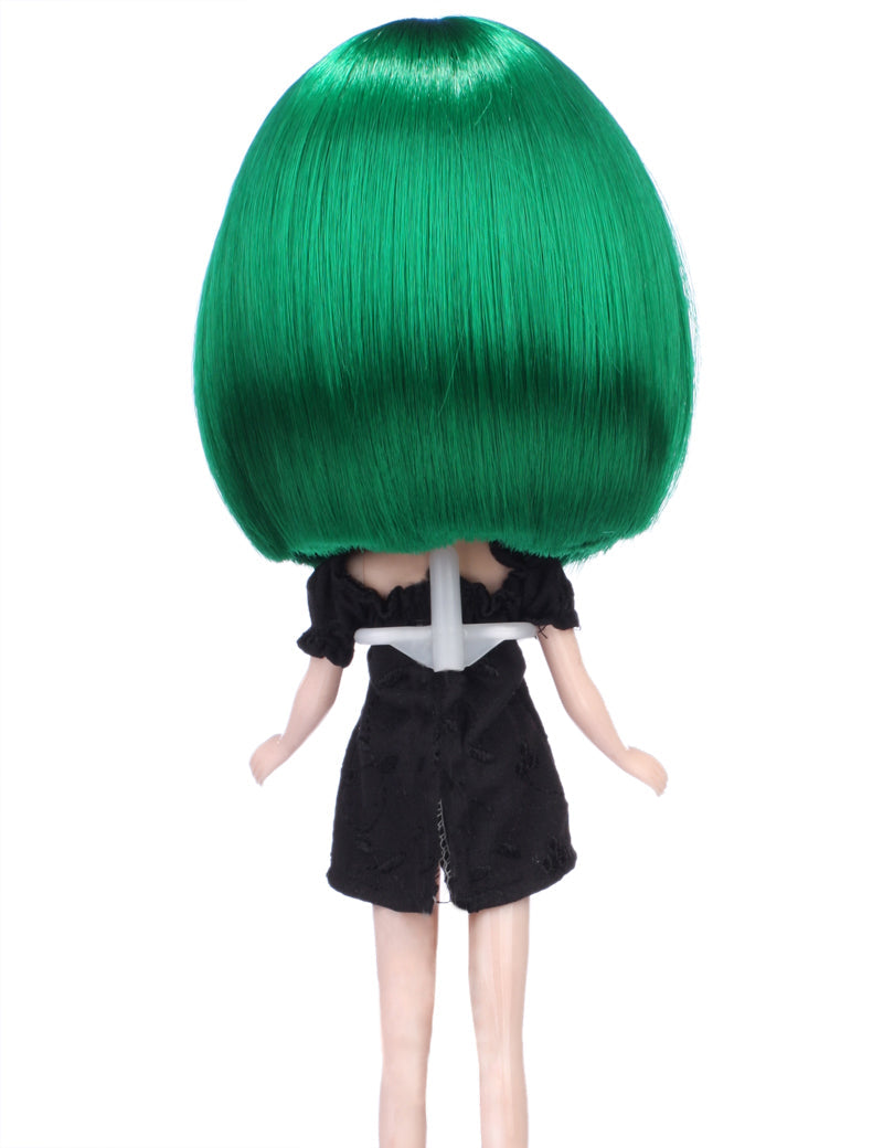 ボブスタイルのショートショルダーコンクェットボブスタイルの人形のウィッグ B-127、前髪が顔の上部を枠取り、全体のスタイルに少し柔らかさがあります