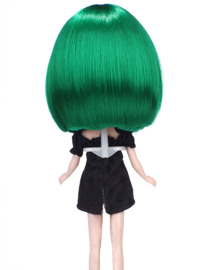 ボブスタイルのショートショルダーコンクェットボブスタイルの人形のウィッグ B-127、前髪が顔の上部を枠取り、全体のスタイルに少し柔らかさがあります