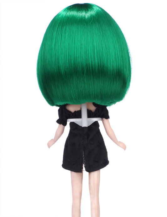 ボブスタイルのショートショルダーコンクェットボブスタイルの人形のウィッグ B-127、前髪が顔の上部を枠取り、全体のスタイルに少し柔らかさがあります