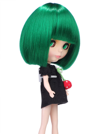 ボブスタイルのショートショルダーコンクェットボブスタイルの人形のウィッグ B-127、前髪が顔の上部を枠取り、全体のスタイルに少し柔らかさがあります