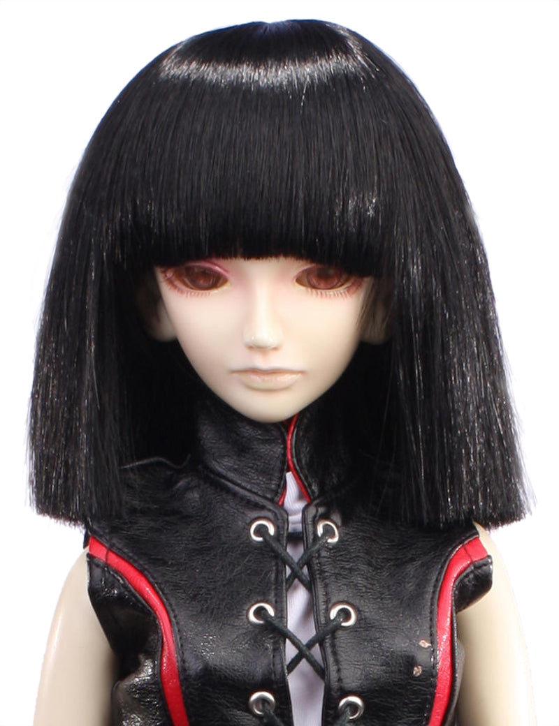 ショルダーに座るボブスタイル ノーレイヤーのしっかりした長さを披露する人形のウィッグ W-697 ブラック 全体のスタイルには柔らかさの印象