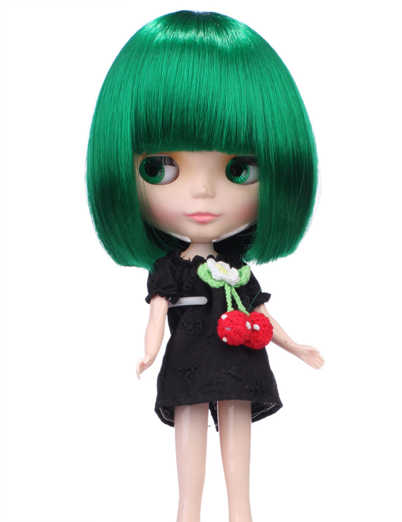 ボブスタイルのショートショルダーコンクェットボブスタイルの人形のウィッグ B-127、前髪が顔の上部を枠取り、全体のスタイルに少し柔らかさがあります