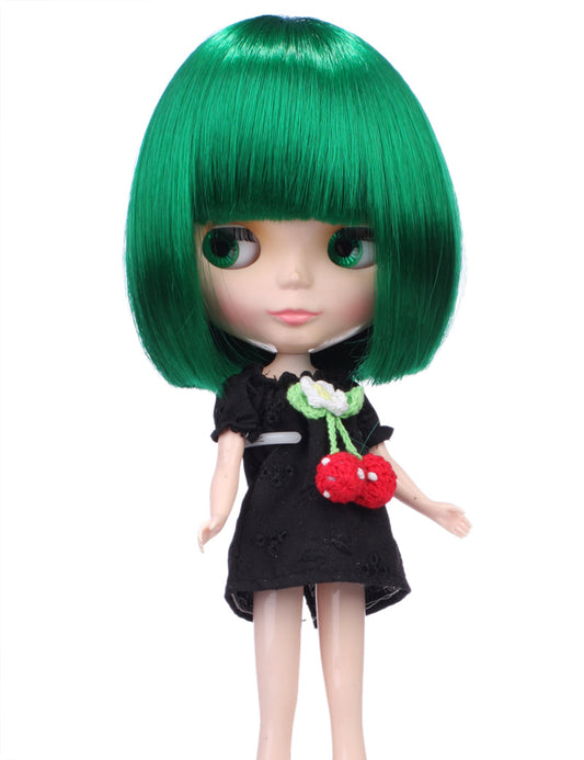 ボブスタイルのショートショルダーコンクェットボブスタイルの人形のウィッグ B-127、前髪が顔の上部を枠取り、全体のスタイルに少し柔らかさがあります