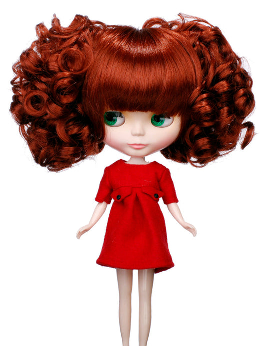 あらゆるスタイルにぴったりの可愛らしいドールウィッグ B-101 短いサビ赤色のナチュラルカール、サイドにカールあり