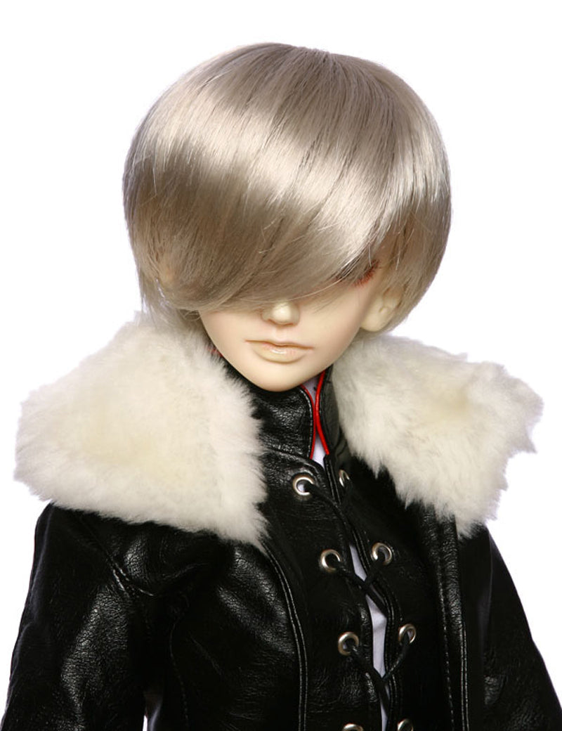 クールで神秘的なショートスタイルのロングバングを持つ人形のウィッグ W-627 シルバーグレーの色