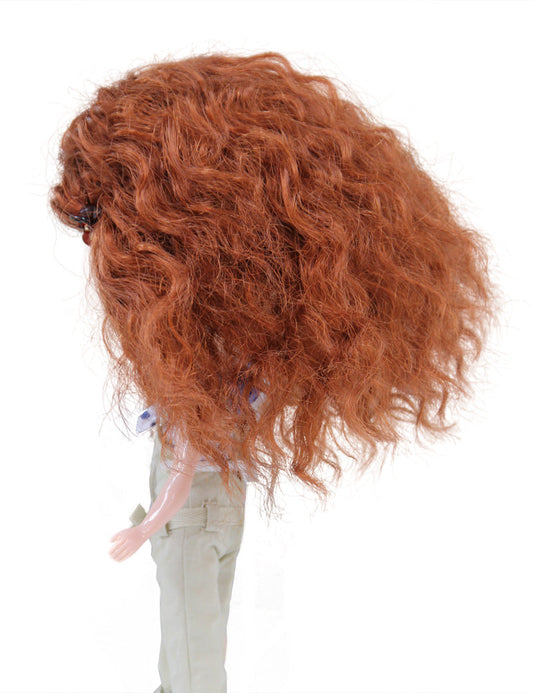 背面と側面全体にレイヤーカットの組み合わせドールウィッグ B-146 カーリーメインがボリュームをバランス良く整え、バランスの取れたルックとフィールを提供します