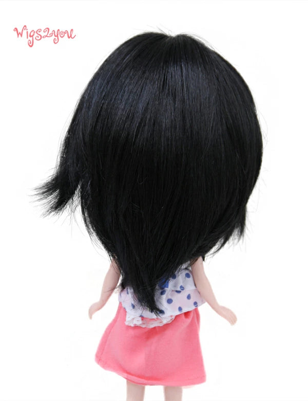 ミディアムショートのカジュアルスタイルのドールウィッグ B-145 外向きのウェーブとレイヤーカットで顔をフレームに仕上げ、柔らかな特徴を引き立てます