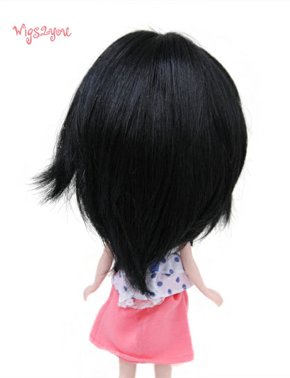 ミディアムショートのカジュアルスタイルのドールウィッグ B-145 外向きのウェーブとレイヤーカットで顔をフレームに仕上げ、柔らかな特徴を引き立てます