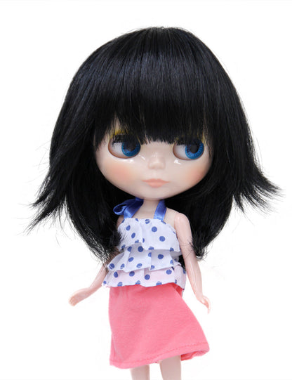 ミディアムショートのカジュアルスタイルのドールウィッグ B-145 外向きのウェーブとレイヤーカットで顔をフレームに仕上げ、柔らかな特徴を引き立てます