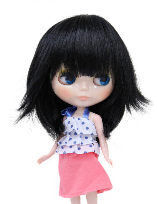 ミディアムショートのカジュアルスタイルのドールウィッグ B-145 外向きのウェーブとレイヤーカットで顔をフレームに仕上げ、柔らかな特徴を引き立てます