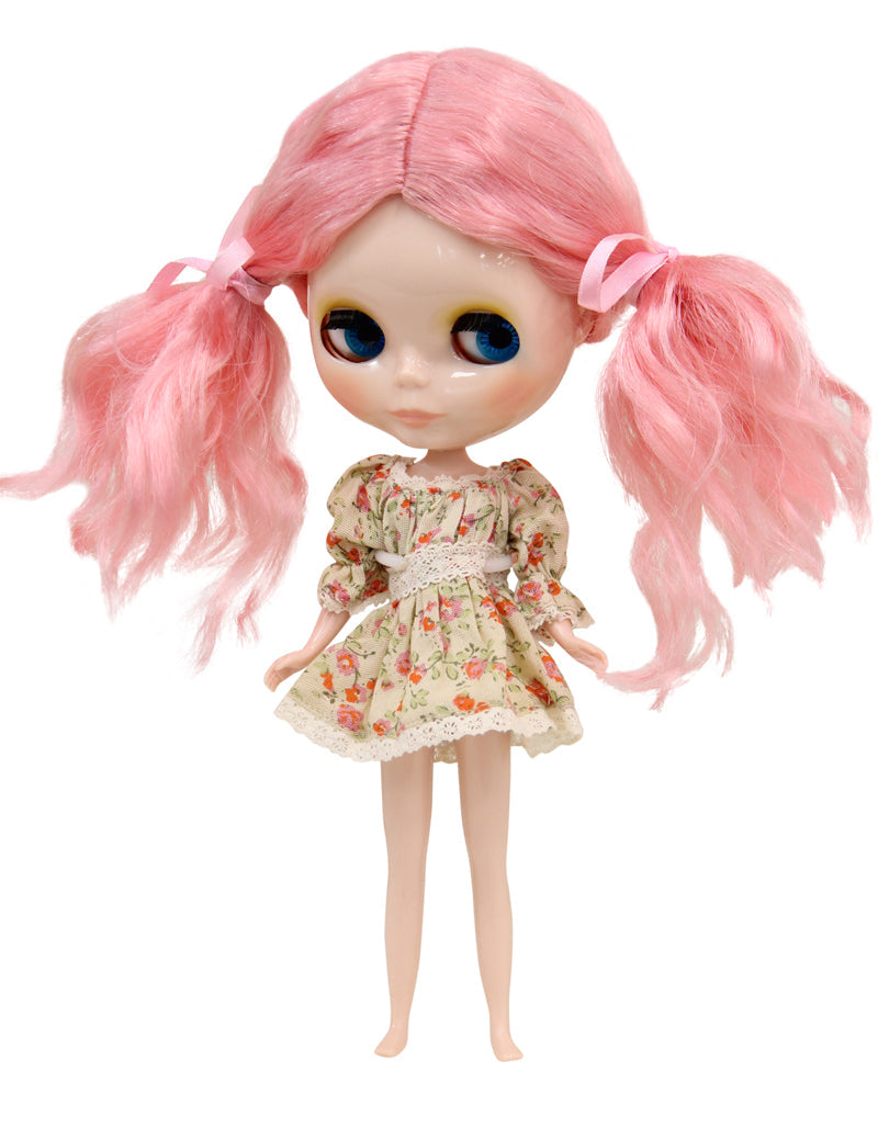 ミディアムドールウィッグ B-184 手で選ばれ、カスタムデザインされた、まったく可愛らしいウィッグであなたのドールの美的センスを高める