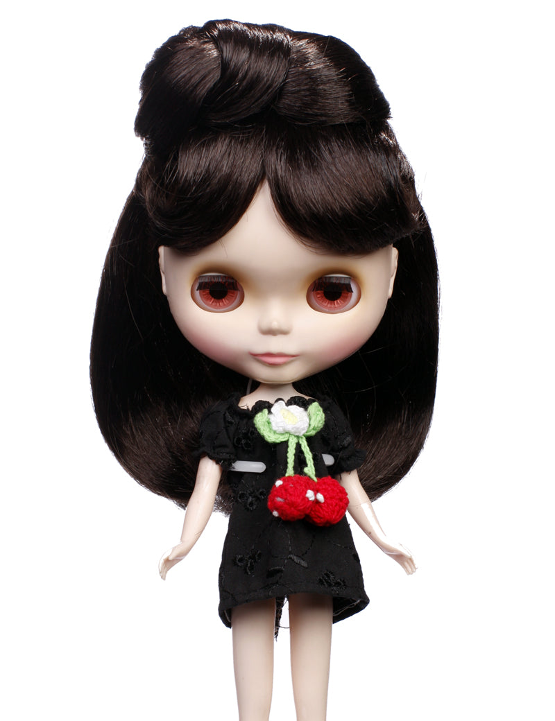 これは大きなチグノンをトップに持つハーフアップのスタイルの中くらいの人形のウィッグ B-111 で、丸みのある形で終わっています