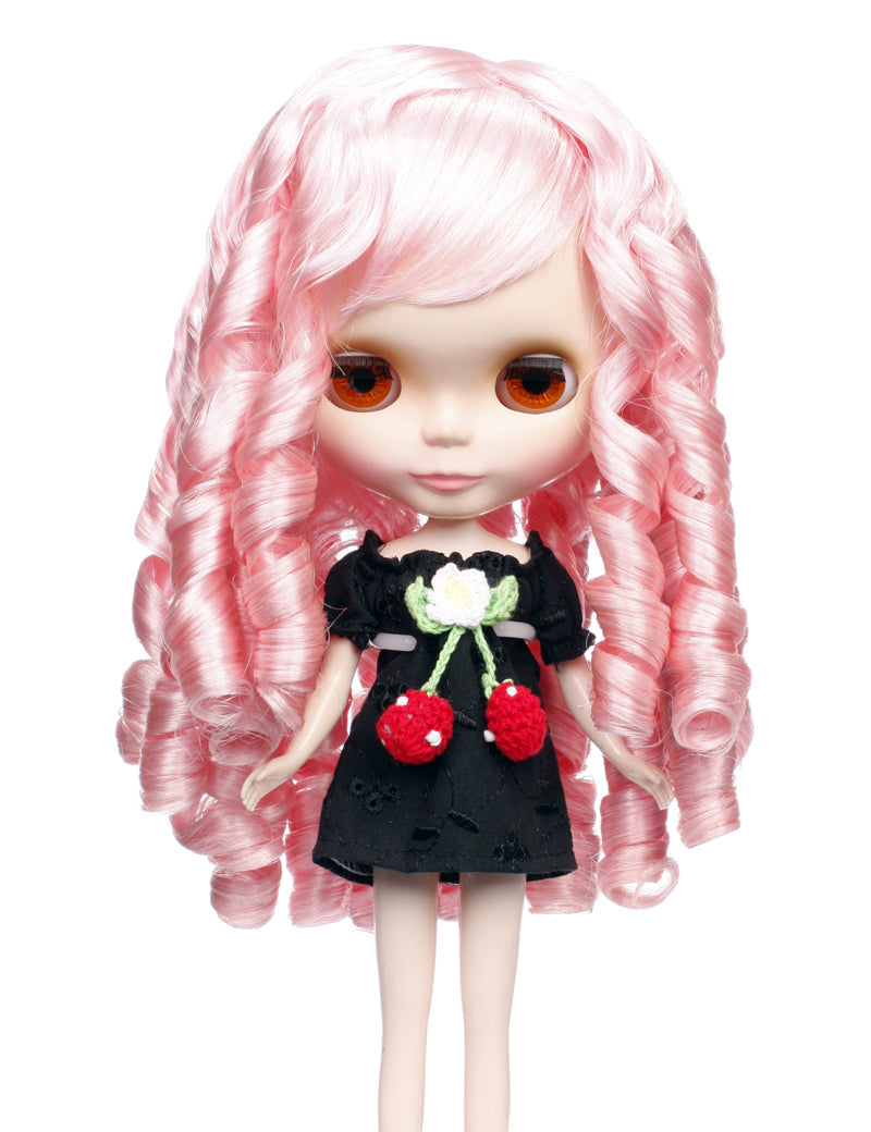 大きなカールが焦点の中くらいのスタイルの人形のウィッグ B-117、サイドスウィープトのバングが完璧に波打っています