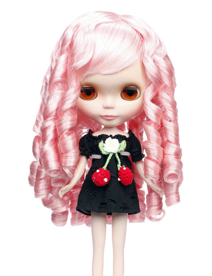 大きなカールが焦点の中くらいのスタイルの人形のウィッグ B-117、サイドスウィープトのバングが完璧に波打っています