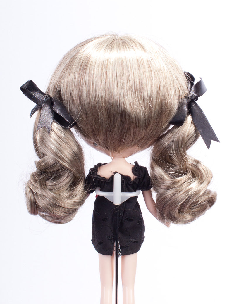 可愛くて居心地の良いドールウィッグコレクション B-130 プラチナブロンドのツインウェービーポニーテールとリボン