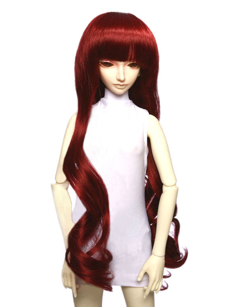カジュアルなロングウェービースタイルの人形のウィッグ W-629 ミッドナイトレッドで 魅力的なロックを巻いています