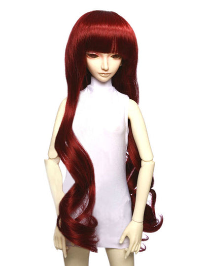 カジュアルなロングウェービースタイルの人形のウィッグ W-629 ミッドナイトレッドで 魅力的なロックを巻いています