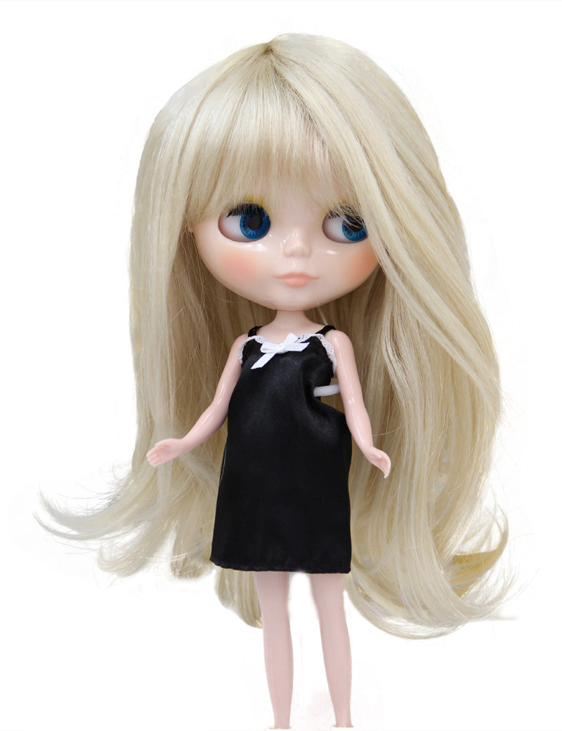 シンプルでセクシーなロングスタイルのドールウィッグ B-140 端に向かって外向きの波があり、パーティードレスにぴったりです