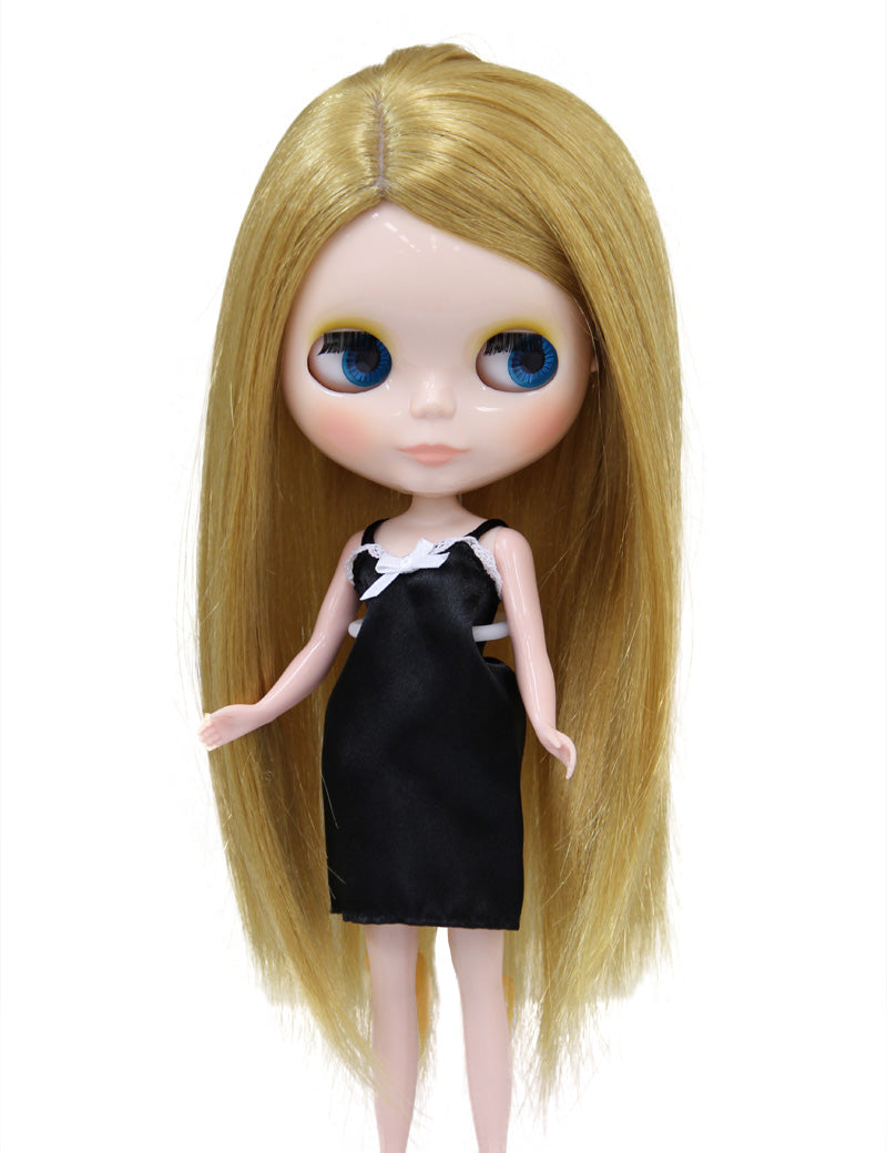 スリックで滑らかな長いストレートスタイルのドールウィッグ B-141 端の周りに微妙なレイヤーカットが施され、軽やかな仕上がりになっています